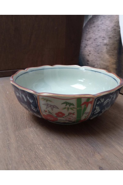 Arita porcelain flowered presentation bowl