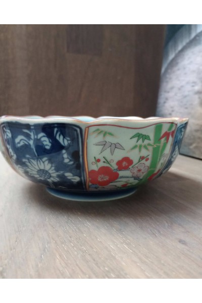 Arita porcelain flowered presentation bowl