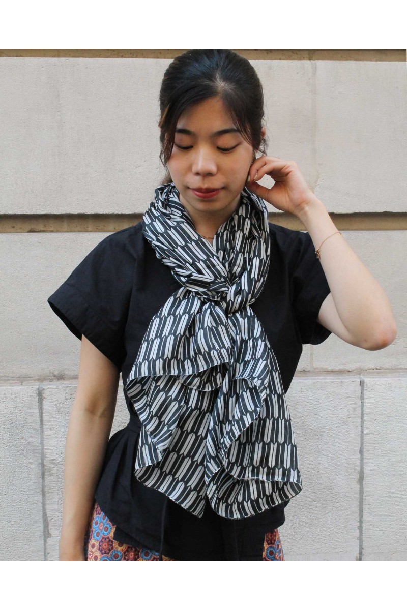 Silk scarf Yagasuri