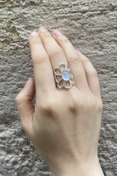 Silver flower ring with fine stone