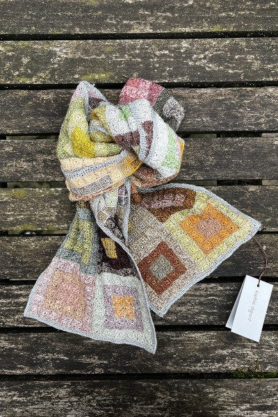 Linen crochet scarf with checks