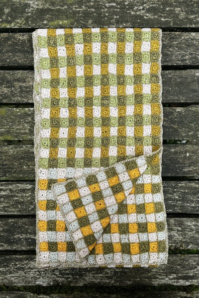 Linen crochet scarf with small checks