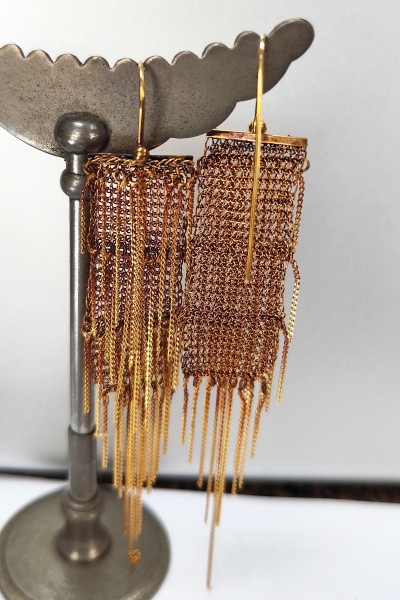 Crochet with fine golden chain