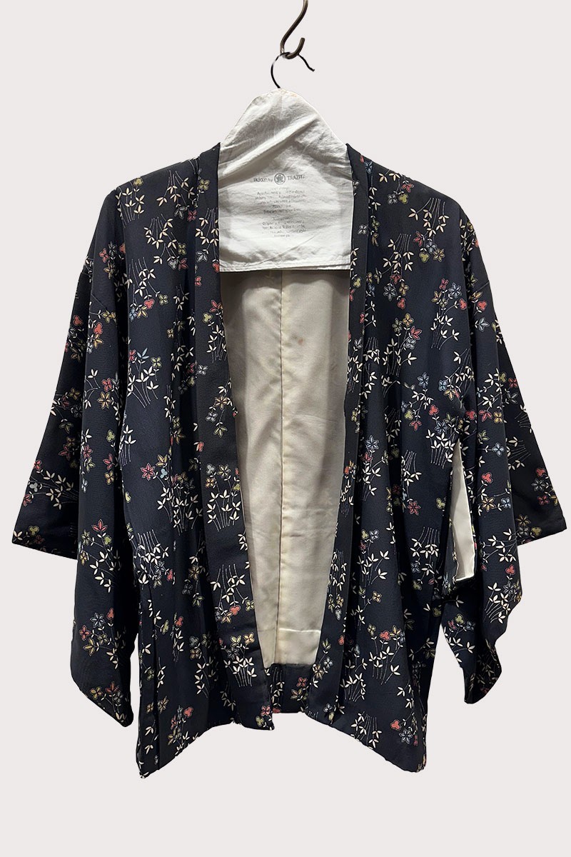 Haori en soie noire fleurie