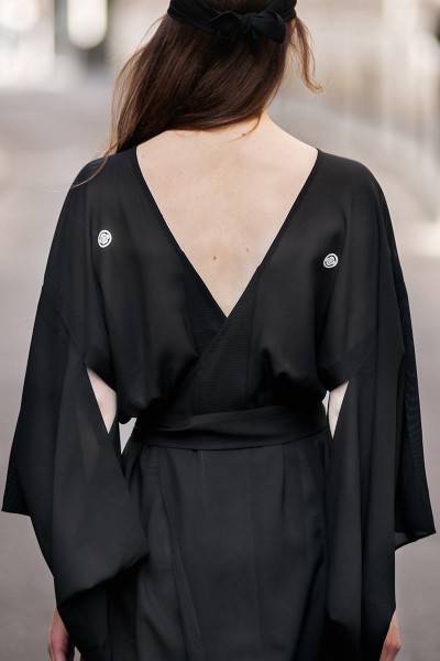 Robe kimono en soie noire semi-transparente